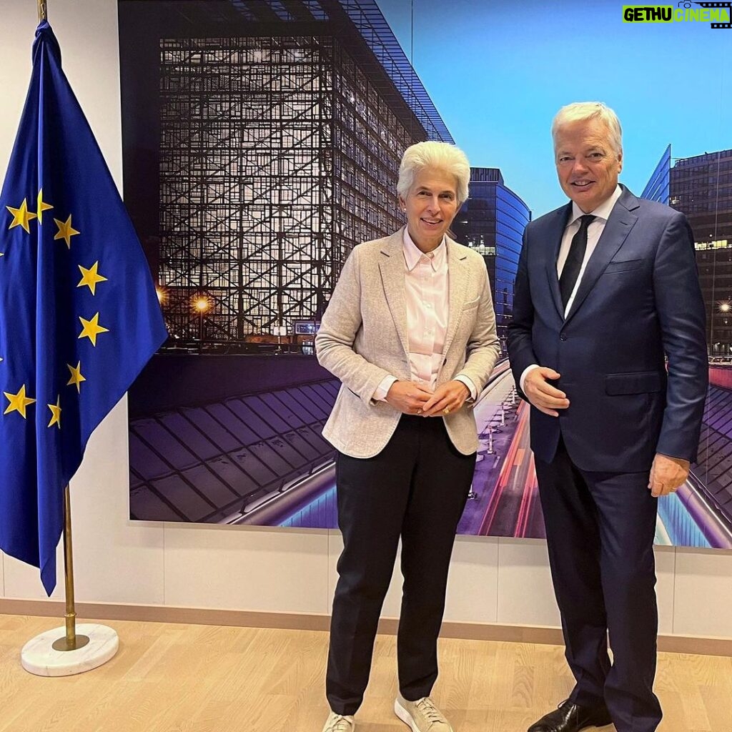 Marie-Agnes Strack-Zimmermann Instagram - Es war mir eine Freude, in Brüssel mit EU-Kommissar Didier Reynders zusammenzukommen, um mich über die politischen Prioritäten in den Bereichen Rechtsstaatlichkeit und Außenpolitik auszutauschen. Ein einiges und wehrhaftes Europa ist angesichts der aktuellen Krisen wichtiger denn je. Ich freue mich auf die Fortsetzung unserer Zusammenarbeit. 🇪🇺 Berlaymont - European Commission