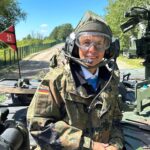 Marie-Agnes Strack-Zimmermann Instagram - Von Kette auf Rad! Gestern war ich bei der Panzerbrigade 21 „Lipperland“ zusammen mit meinem Ausschusskollegen @chrsatr. Unter Führung von Oberst Marco Eggert transformiert sich die Brigade für eine schnellere und effizientere Verteidigung. Nach der Umstrukturierung setzt sie voll auf Radfahrzeuge - eine Balance aus #Mobilität und #Durchsetzungsvermögen. Damit wird das neue Konzept der Mittleren Kräfte im @deutsches.heer umgesetzt. Ich bin beeindruckt von der Entschlossenheit unserer Soldatinnen und Soldaten. Wir müssen immer bereit sein, reaktionsschnell unsere Bündnispartner zu unterstützen. Anhand der #Taurus-Debatte können wir wieder sehen, dass nicht alle dieses Prinzip verinnerlicht haben. Danke an unsere Truppen für ihren unermüdlichen Einsatz! #Verteidigung #MittlereKräfte Generalfeldmarschall Rommel Kaserne Augustdorf