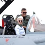 Marie-Agnes Strack-Zimmermann Instagram - Gestern konnte ich mir zusammen mit #NATO-Generalsekretär @jensstoltenberg, Bundesverteidigungsminister @boris.pistorius und weiteren Kolleginnen und Kollegen auf dem Fliegerhorst in Jagel einen vertieften Eindruck vom Ablauf der Übung „Air Defender 2023“ machen. Die Übung #AirDefender23 ist die größte Verlegeübung von Luftstreitkräften seit Bestehen der NATO. Sie demonstriert Solidarität im #Bündnis und transatlantische Verbundenheit: Vom 12. bis 23. Juni trainieren bis zu 10.000 Übungsteilnehmer aus 25 Nationen mit 250 Luftfahrzeugen unter der Führung der #Luftwaffe Luftoperationen im europäischen Luftraum. In diesen Zeiten ist die Resilienz des Bündnisses wichtiger denn je.