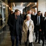 Marie-Agnes Strack-Zimmermann Instagram - Rückblick: Am vergangenen Wochenende sind wir Freie Demokraten mit unserem traditionellen #Dreikönigstreffen in das neue Jahr gestartet. Das vergangene Jahr war eine große Herausforderung, die wir selbstkritisch Revue passieren lassen mussten. Im neuen Jahr sind wir als Politik und als Gesellschaft in besonderer Weise gefordert, unsere Demokratie gegen die Despoten im Ausland und die Bedrohungen im Inland zu schützen. Hier sind wir als Regierung in der Pflicht, hier sehen wir als Freie Demokraten für uns eine besondere Verantwortung. Protest muss in einer Demokratie immer erlaubt sein - wenn es aber Schule macht und demokratische Entscheidungsträger körperlich gefährdet werden, wenn bei Demos Rechtsaußen gehuldigt und Ampel-Politiker als Puppe am Galgen hängen, dann hört der Spaß auf. Wir müssen auch heftig diskutieren dürfen, aber im Rahmen demokratischer Werte. Wer mir und anderen Kriegstreiberei vorwirft, dem sind alle Maßstäbe abhanden gekommen. Wir sind nicht die Kriegstreiber, wir sind die Friedenstreiber, da wir den brutalen Aggressoren und anderswo Einhalt gebieten. Die Despoten und Diktatoren dieser Welt wollen keine Friedensverhandlungen, sie wollen vernichten. Und das lassen wir nicht zu. Auch deshalb dürfen uns nicht ermüden lassen, sondern müssen weiter mit Stärke an der Seite der Ukraine stehen. Wenn wir hier einknicken, ist für uns Demokraten Ende im Gelände. Für die EU gilt: Wir brauchen weniger von der Leyen und mehr von der Freiheit. Die Populisten von rechts und links wollen nach Europa, um es von innen heraus zu zerstören. Das dürfen wir nicht zulassen, das werde ich nicht zulassen. Lassen Sie uns auch im neuen Jahr gemeinsam für die demokratische Sache streiten - gerne hart, gerne deftig, aber immer auf dem Boden des Grundgesetzes. #3K24 | 📸: @tristan_unkelbach u.a. Stuttgarter Opernhaus
