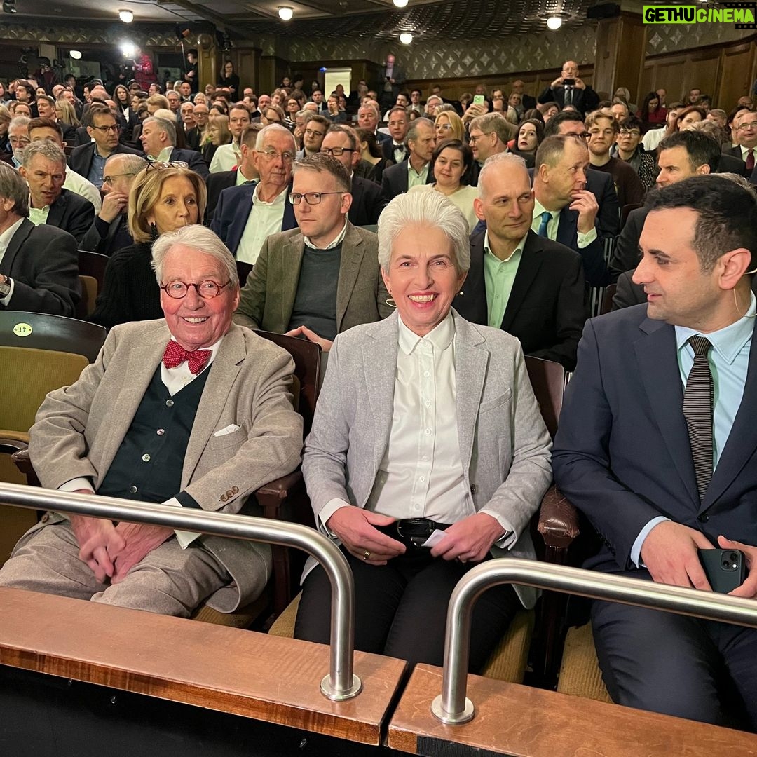 Marie-Agnes Strack-Zimmermann Instagram - Rückblick: Am vergangenen Wochenende sind wir Freie Demokraten mit unserem traditionellen #Dreikönigstreffen in das neue Jahr gestartet. Das vergangene Jahr war eine große Herausforderung, die wir selbstkritisch Revue passieren lassen mussten. Im neuen Jahr sind wir als Politik und als Gesellschaft in besonderer Weise gefordert, unsere Demokratie gegen die Despoten im Ausland und die Bedrohungen im Inland zu schützen. Hier sind wir als Regierung in der Pflicht, hier sehen wir als Freie Demokraten für uns eine besondere Verantwortung. Protest muss in einer Demokratie immer erlaubt sein - wenn es aber Schule macht und demokratische Entscheidungsträger körperlich gefährdet werden, wenn bei Demos Rechtsaußen gehuldigt und Ampel-Politiker als Puppe am Galgen hängen, dann hört der Spaß auf. Wir müssen auch heftig diskutieren dürfen, aber im Rahmen demokratischer Werte. Wer mir und anderen Kriegstreiberei vorwirft, dem sind alle Maßstäbe abhanden gekommen. Wir sind nicht die Kriegstreiber, wir sind die Friedenstreiber, da wir den brutalen Aggressoren und anderswo Einhalt gebieten. Die Despoten und Diktatoren dieser Welt wollen keine Friedensverhandlungen, sie wollen vernichten. Und das lassen wir nicht zu. Auch deshalb dürfen uns nicht ermüden lassen, sondern müssen weiter mit Stärke an der Seite der Ukraine stehen. Wenn wir hier einknicken, ist für uns Demokraten Ende im Gelände. Für die EU gilt: Wir brauchen weniger von der Leyen und mehr von der Freiheit. Die Populisten von rechts und links wollen nach Europa, um es von innen heraus zu zerstören. Das dürfen wir nicht zulassen, das werde ich nicht zulassen. Lassen Sie uns auch im neuen Jahr gemeinsam für die demokratische Sache streiten - gerne hart, gerne deftig, aber immer auf dem Boden des Grundgesetzes. #3K24 | 📸: @tristan_unkelbach u.a. Stuttgarter Opernhaus