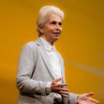 Marie-Agnes Strack-Zimmermann Instagram - Rückblick: Am vergangenen Wochenende sind wir Freie Demokraten mit unserem traditionellen #Dreikönigstreffen in das neue Jahr gestartet. Das vergangene Jahr war eine große Herausforderung, die wir selbstkritisch Revue passieren lassen mussten. Im neuen Jahr sind wir als Politik und als Gesellschaft in besonderer Weise gefordert, unsere Demokratie gegen die Despoten im Ausland und die Bedrohungen im Inland zu schützen. Hier sind wir als Regierung in der Pflicht, hier sehen wir als Freie Demokraten für uns eine besondere Verantwortung. Protest muss in einer Demokratie immer erlaubt sein - wenn es aber Schule macht und demokratische Entscheidungsträger körperlich gefährdet werden, wenn bei Demos Rechtsaußen gehuldigt und Ampel-Politiker als Puppe am Galgen hängen, dann hört der Spaß auf. Wir müssen auch heftig diskutieren dürfen, aber im Rahmen demokratischer Werte. Wer mir und anderen Kriegstreiberei vorwirft, dem sind alle Maßstäbe abhanden gekommen. Wir sind nicht die Kriegstreiber, wir sind die Friedenstreiber, da wir den brutalen Aggressoren und anderswo Einhalt gebieten. Die Despoten und Diktatoren dieser Welt wollen keine Friedensverhandlungen, sie wollen vernichten. Und das lassen wir nicht zu. Auch deshalb dürfen uns nicht ermüden lassen, sondern müssen weiter mit Stärke an der Seite der Ukraine stehen. Wenn wir hier einknicken, ist für uns Demokraten Ende im Gelände. Für die EU gilt: Wir brauchen weniger von der Leyen und mehr von der Freiheit. Die Populisten von rechts und links wollen nach Europa, um es von innen heraus zu zerstören. Das dürfen wir nicht zulassen, das werde ich nicht zulassen. Lassen Sie uns auch im neuen Jahr gemeinsam für die demokratische Sache streiten - gerne hart, gerne deftig, aber immer auf dem Boden des Grundgesetzes. #3K24 | 📸: @tristan_unkelbach u.a. Stuttgarter Opernhaus