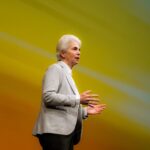 Marie-Agnes Strack-Zimmermann Instagram - Rückblick: Am vergangenen Wochenende sind wir Freie Demokraten mit unserem traditionellen #Dreikönigstreffen in das neue Jahr gestartet. Das vergangene Jahr war eine große Herausforderung, die wir selbstkritisch Revue passieren lassen mussten. Im neuen Jahr sind wir als Politik und als Gesellschaft in besonderer Weise gefordert, unsere Demokratie gegen die Despoten im Ausland und die Bedrohungen im Inland zu schützen. Hier sind wir als Regierung in der Pflicht, hier sehen wir als Freie Demokraten für uns eine besondere Verantwortung. Protest muss in einer Demokratie immer erlaubt sein - wenn es aber Schule macht und demokratische Entscheidungsträger körperlich gefährdet werden, wenn bei Demos Rechtsaußen gehuldigt und Ampel-Politiker als Puppe am Galgen hängen, dann hört der Spaß auf. Wir müssen auch heftig diskutieren dürfen, aber im Rahmen demokratischer Werte. Wer mir und anderen Kriegstreiberei vorwirft, dem sind alle Maßstäbe abhanden gekommen. Wir sind nicht die Kriegstreiber, wir sind die Friedenstreiber, da wir den brutalen Aggressoren und anderswo Einhalt gebieten. Die Despoten und Diktatoren dieser Welt wollen keine Friedensverhandlungen, sie wollen vernichten. Und das lassen wir nicht zu. Auch deshalb dürfen uns nicht ermüden lassen, sondern müssen weiter mit Stärke an der Seite der Ukraine stehen. Wenn wir hier einknicken, ist für uns Demokraten Ende im Gelände. Für die EU gilt: Wir brauchen weniger von der Leyen und mehr von der Freiheit. Die Populisten von rechts und links wollen nach Europa, um es von innen heraus zu zerstören. Das dürfen wir nicht zulassen, das werde ich nicht zulassen. Lassen Sie uns auch im neuen Jahr gemeinsam für die demokratische Sache streiten - gerne hart, gerne deftig, aber immer auf dem Boden des Grundgesetzes. #3K24 | 📸: @tristan_unkelbach u.a. Stuttgarter Opernhaus