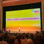 Marie-Agnes Strack-Zimmermann Instagram - Rückblick: Am vergangenen Wochenende sind wir Freie Demokraten mit unserem traditionellen #Dreikönigstreffen in das neue Jahr gestartet. Das vergangene Jahr war eine große Herausforderung, die wir selbstkritisch Revue passieren lassen mussten. Im neuen Jahr sind wir als Politik und als Gesellschaft in besonderer Weise gefordert, unsere Demokratie gegen die Despoten im Ausland und die Bedrohungen im Inland zu schützen. Hier sind wir als Regierung in der Pflicht, hier sehen wir als Freie Demokraten für uns eine besondere Verantwortung. Protest muss in einer Demokratie immer erlaubt sein - wenn es aber Schule macht und demokratische Entscheidungsträger körperlich gefährdet werden, wenn bei Demos Rechtsaußen gehuldigt und Ampel-Politiker als Puppe am Galgen hängen, dann hört der Spaß auf. Wir müssen auch heftig diskutieren dürfen, aber im Rahmen demokratischer Werte. Wer mir und anderen Kriegstreiberei vorwirft, dem sind alle Maßstäbe abhanden gekommen. Wir sind nicht die Kriegstreiber, wir sind die Friedenstreiber, da wir den brutalen Aggressoren und anderswo Einhalt gebieten. Die Despoten und Diktatoren dieser Welt wollen keine Friedensverhandlungen, sie wollen vernichten. Und das lassen wir nicht zu. Auch deshalb dürfen uns nicht ermüden lassen, sondern müssen weiter mit Stärke an der Seite der Ukraine stehen. Wenn wir hier einknicken, ist für uns Demokraten Ende im Gelände. Für die EU gilt: Wir brauchen weniger von der Leyen und mehr von der Freiheit. Die Populisten von rechts und links wollen nach Europa, um es von innen heraus zu zerstören. Das dürfen wir nicht zulassen, das werde ich nicht zulassen. Lassen Sie uns auch im neuen Jahr gemeinsam für die demokratische Sache streiten - gerne hart, gerne deftig, aber immer auf dem Boden des Grundgesetzes. #3K24 | 📸: @tristan_unkelbach u.a. Stuttgarter Opernhaus