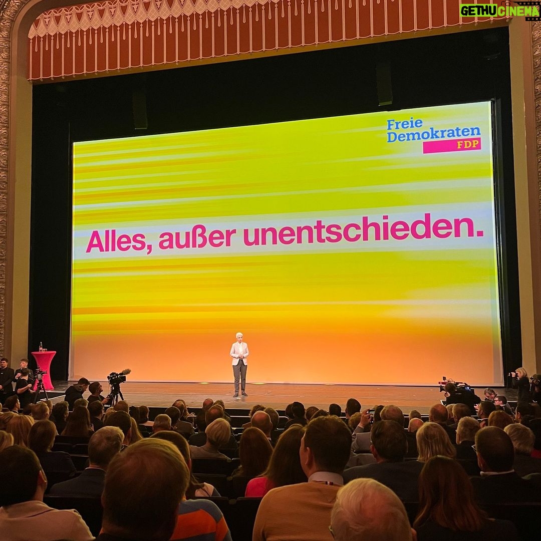 Marie-Agnes Strack-Zimmermann Instagram - Rückblick: Am vergangenen Wochenende sind wir Freie Demokraten mit unserem traditionellen #Dreikönigstreffen in das neue Jahr gestartet. Das vergangene Jahr war eine große Herausforderung, die wir selbstkritisch Revue passieren lassen mussten. Im neuen Jahr sind wir als Politik und als Gesellschaft in besonderer Weise gefordert, unsere Demokratie gegen die Despoten im Ausland und die Bedrohungen im Inland zu schützen. Hier sind wir als Regierung in der Pflicht, hier sehen wir als Freie Demokraten für uns eine besondere Verantwortung. Protest muss in einer Demokratie immer erlaubt sein - wenn es aber Schule macht und demokratische Entscheidungsträger körperlich gefährdet werden, wenn bei Demos Rechtsaußen gehuldigt und Ampel-Politiker als Puppe am Galgen hängen, dann hört der Spaß auf. Wir müssen auch heftig diskutieren dürfen, aber im Rahmen demokratischer Werte. Wer mir und anderen Kriegstreiberei vorwirft, dem sind alle Maßstäbe abhanden gekommen. Wir sind nicht die Kriegstreiber, wir sind die Friedenstreiber, da wir den brutalen Aggressoren und anderswo Einhalt gebieten. Die Despoten und Diktatoren dieser Welt wollen keine Friedensverhandlungen, sie wollen vernichten. Und das lassen wir nicht zu. Auch deshalb dürfen uns nicht ermüden lassen, sondern müssen weiter mit Stärke an der Seite der Ukraine stehen. Wenn wir hier einknicken, ist für uns Demokraten Ende im Gelände. Für die EU gilt: Wir brauchen weniger von der Leyen und mehr von der Freiheit. Die Populisten von rechts und links wollen nach Europa, um es von innen heraus zu zerstören. Das dürfen wir nicht zulassen, das werde ich nicht zulassen. Lassen Sie uns auch im neuen Jahr gemeinsam für die demokratische Sache streiten - gerne hart, gerne deftig, aber immer auf dem Boden des Grundgesetzes. #3K24 | 📸: @tristan_unkelbach u.a. Stuttgarter Opernhaus