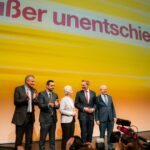 Marie-Agnes Strack-Zimmermann Instagram - Rückblick: Am vergangenen Wochenende sind wir Freie Demokraten mit unserem traditionellen #Dreikönigstreffen in das neue Jahr gestartet. Das vergangene Jahr war eine große Herausforderung, die wir selbstkritisch Revue passieren lassen mussten. Im neuen Jahr sind wir als Politik und als Gesellschaft in besonderer Weise gefordert, unsere Demokratie gegen die Despoten im Ausland und die Bedrohungen im Inland zu schützen. Hier sind wir als Regierung in der Pflicht, hier sehen wir als Freie Demokraten für uns eine besondere Verantwortung. Protest muss in einer Demokratie immer erlaubt sein - wenn es aber Schule macht und demokratische Entscheidungsträger körperlich gefährdet werden, wenn bei Demos Rechtsaußen gehuldigt und Ampel-Politiker als Puppe am Galgen hängen, dann hört der Spaß auf. Wir müssen auch heftig diskutieren dürfen, aber im Rahmen demokratischer Werte. Wer mir und anderen Kriegstreiberei vorwirft, dem sind alle Maßstäbe abhanden gekommen. Wir sind nicht die Kriegstreiber, wir sind die Friedenstreiber, da wir den brutalen Aggressoren und anderswo Einhalt gebieten. Die Despoten und Diktatoren dieser Welt wollen keine Friedensverhandlungen, sie wollen vernichten. Und das lassen wir nicht zu. Auch deshalb dürfen uns nicht ermüden lassen, sondern müssen weiter mit Stärke an der Seite der Ukraine stehen. Wenn wir hier einknicken, ist für uns Demokraten Ende im Gelände. Für die EU gilt: Wir brauchen weniger von der Leyen und mehr von der Freiheit. Die Populisten von rechts und links wollen nach Europa, um es von innen heraus zu zerstören. Das dürfen wir nicht zulassen, das werde ich nicht zulassen. Lassen Sie uns auch im neuen Jahr gemeinsam für die demokratische Sache streiten - gerne hart, gerne deftig, aber immer auf dem Boden des Grundgesetzes. #3K24 | 📸: @tristan_unkelbach u.a. Stuttgarter Opernhaus