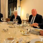 Marie-Agnes Strack-Zimmermann Instagram – In den vergangenen Tagen hatte ich als Leitern der deutschen Delegation der Parlamentarischen Versammlung der #NATO die Gelegenheit, verschiedene Gespräche u.a. auch mit US-Abgeordneten zur aktuellen Außen- und #Sicherheitspolitik in #Washington zu führen. 

Ein großer Dank geht hier an die Deutsche Botschaft um Botschafter Andreas Michaelis und Militärattaché Flottillenadmiral Axel Ristau und ihr Team.

Bei den Gesprächen im U.S. Department of State mit EUR Principal Deputy Secretary Yuri Kim sowie im Pentagon mit Lisa Sawyer, der neuen Deputy Secretary of Defense wurde deutlich, dass die transatlantische Freundschaft nach wie vor eine bedeutende Rolle in der Bewältigung der aktuellen Krisen spielt. Man beobachtet Deutschland genau und ist uns sehr dankbar für unsere Rolle in Europa und bei der Unterstützung der #Ukraine.

Einig sind wir uns aber auch, dass angesichts des Krieges in der Ukraine, des Krieges im Nahen Osten sowie der Lage bspw. im #Indopazifik Deutschland in #Europa eine Führungsrolle übernehmen muss. Hier ist insbesondere das Kanzleramt gefragt. Wir können nicht immer nur auf die USA schauen, sondern müssen auch einmal vorangehen, bspw. bei der Lieferung von #Taurus. Es geht schließlich auch um unseren Frieden und unsere Freiheit.

Ebenso habe ich am Abschied von @clausgramckow teilnehmen dürfen. Er hat als langjähriger Leiter der @fnfnorthamerica grandiose Arbeit von unschätzbarem Wert für die Beziehungen zwischen den #USA, #Kanada und Deutschland geleistet. Schweren Herzens lässt ihn die liberale Familie nun in den wohlverdienten Ruhestand ziehen. 

Zum Abschluss stand ein Highlight an: Ein intensiver Austausch mit Mitgliedern des Nationalen Sicherheitsrates im Weißen Haus um Thomas Wright, Senior Director for Strategic Planning. Neben den aktuellen Krisen ging es hier auch um die aktuellen Haushaltsverhandlungen in Deutschland und den USA und den Wehretat. Washington D.C.