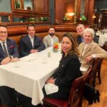 Marie-Agnes Strack-Zimmermann Instagram – In den vergangenen Tagen hatte ich als Leitern der deutschen Delegation der Parlamentarischen Versammlung der #NATO die Gelegenheit, verschiedene Gespräche u.a. auch mit US-Abgeordneten zur aktuellen Außen- und #Sicherheitspolitik in #Washington zu führen. 

Ein großer Dank geht hier an die Deutsche Botschaft um Botschafter Andreas Michaelis und Militärattaché Flottillenadmiral Axel Ristau und ihr Team.

Bei den Gesprächen im U.S. Department of State mit EUR Principal Deputy Secretary Yuri Kim sowie im Pentagon mit Lisa Sawyer, der neuen Deputy Secretary of Defense wurde deutlich, dass die transatlantische Freundschaft nach wie vor eine bedeutende Rolle in der Bewältigung der aktuellen Krisen spielt. Man beobachtet Deutschland genau und ist uns sehr dankbar für unsere Rolle in Europa und bei der Unterstützung der #Ukraine.

Einig sind wir uns aber auch, dass angesichts des Krieges in der Ukraine, des Krieges im Nahen Osten sowie der Lage bspw. im #Indopazifik Deutschland in #Europa eine Führungsrolle übernehmen muss. Hier ist insbesondere das Kanzleramt gefragt. Wir können nicht immer nur auf die USA schauen, sondern müssen auch einmal vorangehen, bspw. bei der Lieferung von #Taurus. Es geht schließlich auch um unseren Frieden und unsere Freiheit.

Ebenso habe ich am Abschied von @clausgramckow teilnehmen dürfen. Er hat als langjähriger Leiter der @fnfnorthamerica grandiose Arbeit von unschätzbarem Wert für die Beziehungen zwischen den #USA, #Kanada und Deutschland geleistet. Schweren Herzens lässt ihn die liberale Familie nun in den wohlverdienten Ruhestand ziehen. 

Zum Abschluss stand ein Highlight an: Ein intensiver Austausch mit Mitgliedern des Nationalen Sicherheitsrates im Weißen Haus um Thomas Wright, Senior Director for Strategic Planning. Neben den aktuellen Krisen ging es hier auch um die aktuellen Haushaltsverhandlungen in Deutschland und den USA und den Wehretat. Washington D.C.