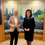 Marie-Agnes Strack-Zimmermann Instagram – In den vergangenen Tagen hatte ich als Leitern der deutschen Delegation der Parlamentarischen Versammlung der #NATO die Gelegenheit, verschiedene Gespräche u.a. auch mit US-Abgeordneten zur aktuellen Außen- und #Sicherheitspolitik in #Washington zu führen. 

Ein großer Dank geht hier an die Deutsche Botschaft um Botschafter Andreas Michaelis und Militärattaché Flottillenadmiral Axel Ristau und ihr Team.

Bei den Gesprächen im U.S. Department of State mit EUR Principal Deputy Secretary Yuri Kim sowie im Pentagon mit Lisa Sawyer, der neuen Deputy Secretary of Defense wurde deutlich, dass die transatlantische Freundschaft nach wie vor eine bedeutende Rolle in der Bewältigung der aktuellen Krisen spielt. Man beobachtet Deutschland genau und ist uns sehr dankbar für unsere Rolle in Europa und bei der Unterstützung der #Ukraine.

Einig sind wir uns aber auch, dass angesichts des Krieges in der Ukraine, des Krieges im Nahen Osten sowie der Lage bspw. im #Indopazifik Deutschland in #Europa eine Führungsrolle übernehmen muss. Hier ist insbesondere das Kanzleramt gefragt. Wir können nicht immer nur auf die USA schauen, sondern müssen auch einmal vorangehen, bspw. bei der Lieferung von #Taurus. Es geht schließlich auch um unseren Frieden und unsere Freiheit.

Ebenso habe ich am Abschied von @clausgramckow teilnehmen dürfen. Er hat als langjähriger Leiter der @fnfnorthamerica grandiose Arbeit von unschätzbarem Wert für die Beziehungen zwischen den #USA, #Kanada und Deutschland geleistet. Schweren Herzens lässt ihn die liberale Familie nun in den wohlverdienten Ruhestand ziehen. 

Zum Abschluss stand ein Highlight an: Ein intensiver Austausch mit Mitgliedern des Nationalen Sicherheitsrates im Weißen Haus um Thomas Wright, Senior Director for Strategic Planning. Neben den aktuellen Krisen ging es hier auch um die aktuellen Haushaltsverhandlungen in Deutschland und den USA und den Wehretat. Washington D.C.