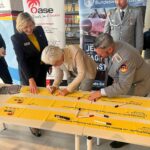 Marie-Agnes Strack-Zimmermann Instagram – Gestern habe ich in guter Tradition und von Herzen gerne wieder an der Aktion „Gelbe Bänder der Verbundenheit“ des Deutschen BundeswehrVerbandes teilgenommen. 

Hiermit wird allen #Soldatinnen und Soldaten im Einsatz gedacht und gedankt. Auf den Bändern schrieben zahlreiche Abgeordnete des Deutschen Bundestages Grüße und Wünsche nieder. Anschließend werden die Bänder in die Einsatzgebiete geschickt.

Die #Bundeswehr als Parlamentsarmee ist Alleinstellungsmerkmal und integraler Bestandteil unserer demokratischen Bundesrepublik. Die Soldatinnen und Soldaten sind für unsere Freiheit und für unseren Frieden im Ausland im Einsatz – oft unter Einsatz ihres Lebens. Dafür gebührt ihnen großer Dank und großer Respekt. Deutscher Bundestag