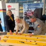 Marie-Agnes Strack-Zimmermann Instagram – Gestern habe ich in guter Tradition und von Herzen gerne wieder an der Aktion „Gelbe Bänder der Verbundenheit“ des Deutschen BundeswehrVerbandes teilgenommen. 

Hiermit wird allen #Soldatinnen und Soldaten im Einsatz gedacht und gedankt. Auf den Bändern schrieben zahlreiche Abgeordnete des Deutschen Bundestages Grüße und Wünsche nieder. Anschließend werden die Bänder in die Einsatzgebiete geschickt.

Die #Bundeswehr als Parlamentsarmee ist Alleinstellungsmerkmal und integraler Bestandteil unserer demokratischen Bundesrepublik. Die Soldatinnen und Soldaten sind für unsere Freiheit und für unseren Frieden im Ausland im Einsatz – oft unter Einsatz ihres Lebens. Dafür gebührt ihnen großer Dank und großer Respekt. Deutscher Bundestag