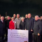 Marie-Agnes Strack-Zimmermann Instagram - Gestern haben wir mit der Jüdischen Gemeinde Düsseldorf, der @fdp_duesseldorf, unserem Oberbürgermeister @stephankeller2020, Freundinnen und Freunden aus allen demokratischen Parteien sowie der Düsseldorfer Zivilgesellschaft der brutalen Terrorattacke der Hamas auf Israel gedacht. Mit über 500 Menschen haben wir 1400 Kerzen entzündet, um den 1400 Opfern zu gedenken und ein klares Zeichen gegen den Terror zu setzen. Danke an alle Unterstützerinnen und Unterstützer sowie @ferryweber für die Organisation.