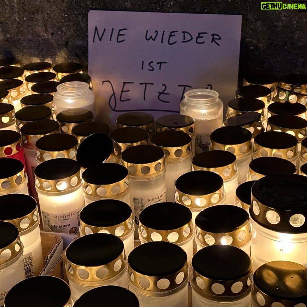 Marie-Agnes Strack-Zimmermann Instagram - Gestern haben wir mit der Jüdischen Gemeinde Düsseldorf, der @fdp_duesseldorf, unserem Oberbürgermeister @stephankeller2020, Freundinnen und Freunden aus allen demokratischen Parteien sowie der Düsseldorfer Zivilgesellschaft der brutalen Terrorattacke der Hamas auf Israel gedacht. Mit über 500 Menschen haben wir 1400 Kerzen entzündet, um den 1400 Opfern zu gedenken und ein klares Zeichen gegen den Terror zu setzen. Danke an alle Unterstützerinnen und Unterstützer sowie @ferryweber für die Organisation.