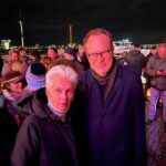 Marie-Agnes Strack-Zimmermann Instagram - Gestern haben wir mit der Jüdischen Gemeinde Düsseldorf, der @fdp_duesseldorf, unserem Oberbürgermeister @stephankeller2020, Freundinnen und Freunden aus allen demokratischen Parteien sowie der Düsseldorfer Zivilgesellschaft der brutalen Terrorattacke der Hamas auf Israel gedacht. Mit über 500 Menschen haben wir 1400 Kerzen entzündet, um den 1400 Opfern zu gedenken und ein klares Zeichen gegen den Terror zu setzen. Danke an alle Unterstützerinnen und Unterstützer sowie @ferryweber für die Organisation.