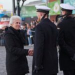 Marie-Agnes Strack-Zimmermann Instagram - „Wir leben die Realität, sehen, wie schnell der Wind sich dreht. Wir stehen Wache, sind im Einsatz – Tag für Tag.“ Rund 80 Soldatinnen und Soldaten der 5. und 6. Inspektion leisten in Bremerhaven ihren Grundwehrdienst. Ein wichtiger Bestandteil der Grundausbildung ist das feierliche Gelöbnis und die Vereidigung der Soldatinnen und Soldaten. Ich hatte die Ehre, als Vorsitzende des Verteidigungsausschusses des Deutschen Bundestages die Festrede anlässlich des heutigen Gelöbnis zu halten. Ich danke den jungen Soldatinnen und Soldaten für ihre Bereitschaft, sich in den Dienst ihres Landes zu stellen und am Einsatz für Frieden und Freiheit mitzuwirken. Das verdient höchsten Respekt. Zu diesem Respekt gehört auch, dass wir unseren Soldatinnen und Soldaten bestmögliche Rahmenbedingungen für ihren Einsatz bieten und die Zeitenwende mit Leben füllen. Marineoperationsschule