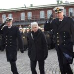 Marie-Agnes Strack-Zimmermann Instagram - „Wir leben die Realität, sehen, wie schnell der Wind sich dreht. Wir stehen Wache, sind im Einsatz – Tag für Tag.“ Rund 80 Soldatinnen und Soldaten der 5. und 6. Inspektion leisten in Bremerhaven ihren Grundwehrdienst. Ein wichtiger Bestandteil der Grundausbildung ist das feierliche Gelöbnis und die Vereidigung der Soldatinnen und Soldaten. Ich hatte die Ehre, als Vorsitzende des Verteidigungsausschusses des Deutschen Bundestages die Festrede anlässlich des heutigen Gelöbnis zu halten. Ich danke den jungen Soldatinnen und Soldaten für ihre Bereitschaft, sich in den Dienst ihres Landes zu stellen und am Einsatz für Frieden und Freiheit mitzuwirken. Das verdient höchsten Respekt. Zu diesem Respekt gehört auch, dass wir unseren Soldatinnen und Soldaten bestmögliche Rahmenbedingungen für ihren Einsatz bieten und die Zeitenwende mit Leben füllen. Marineoperationsschule