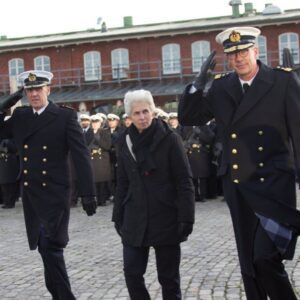 Marie-Agnes Strack-Zimmermann Instagram - „Wir leben die Realität, sehen, wie schnell der Wind sich dreht. Wir stehen Wache, sind im Einsatz – Tag für Tag.“ Rund 80 Soldatinnen und Soldaten der 5. und 6. Inspektion leisten in Bremerhaven ihren Grundwehrdienst. Ein wichtiger Bestandteil der Grundausbildung ist das feierliche Gelöbnis und die Vereidigung der Soldatinnen und Soldaten. Ich hatte die Ehre, als Vorsitzende des Verteidigungsausschusses des Deutschen Bundestages die Festrede anlässlich des heutigen Gelöbnis zu halten. Ich danke den jungen Soldatinnen und Soldaten für ihre Bereitschaft, sich in den Dienst ihres Landes zu stellen und am Einsatz für Frieden und Freiheit mitzuwirken. Das verdient höchsten Respekt. Zu diesem Respekt gehört auch, dass wir unseren Soldatinnen und Soldaten bestmögliche Rahmenbedingungen für ihren Einsatz bieten und die Zeitenwende mit Leben füllen. Marineoperationsschule