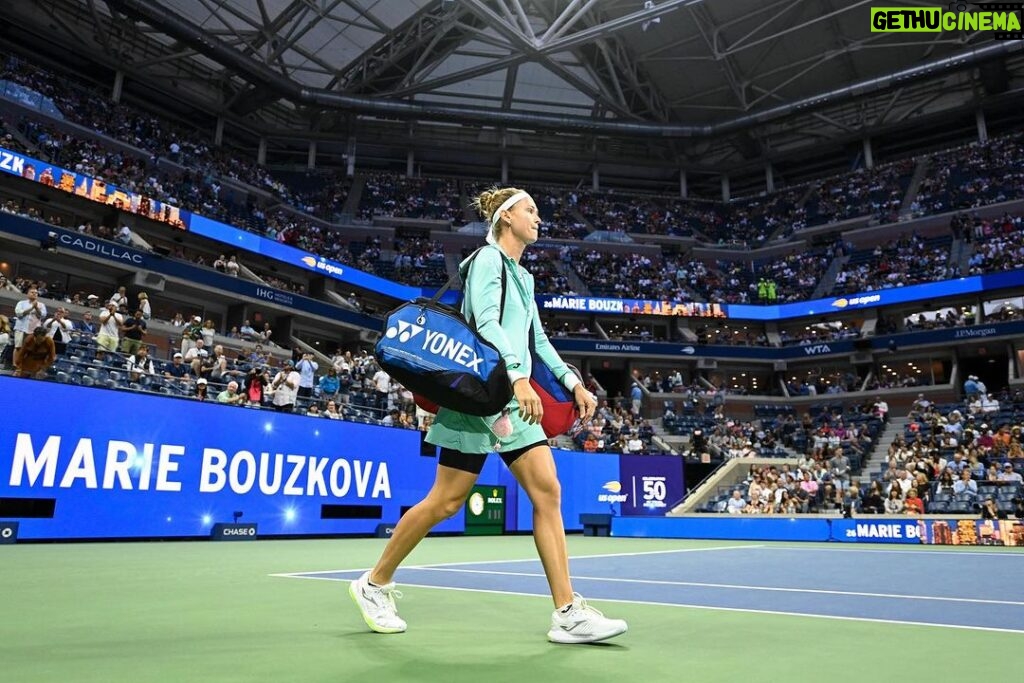 Marie Bouzková Instagram - Love these tennis battles. Thank you for your support and energy last night🤩 Will work hard to come back stronger and recover for what is next🙏🏼 @usopen @officialpureprotein @duracell 🐇🔋🐬 Arthur Ashe Stadium