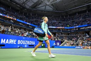 Marie Bouzková Instagram - Love these tennis battles. Thank you for your support and energy last night🤩 Will work hard to come back stronger and recover for what is next🙏🏼 @usopen @officialpureprotein @duracell 🐇🔋🐬