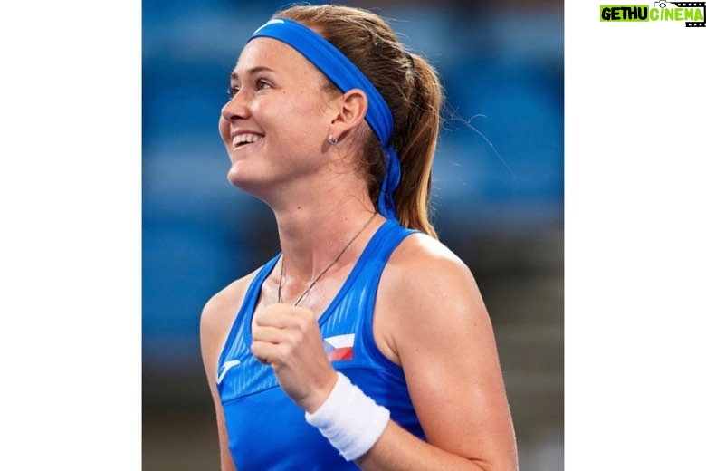 Marie Bouzková Instagram - We like to smile a lot😁🙏🏼🇨🇿 First win of the season and also playing for my country🥰 @unitedcuptennis Olympic Stadium Sydney