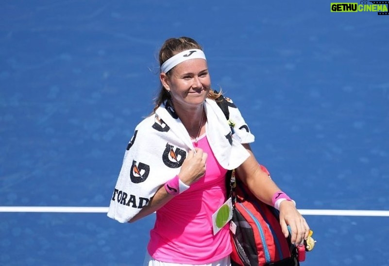 Marie Bouzková Instagram - Back in the main draw is something special @nbotoronto 🥰 I enjoyed your support so much again today!🤗🍀 #teamBouzie🐬 National Bank Open