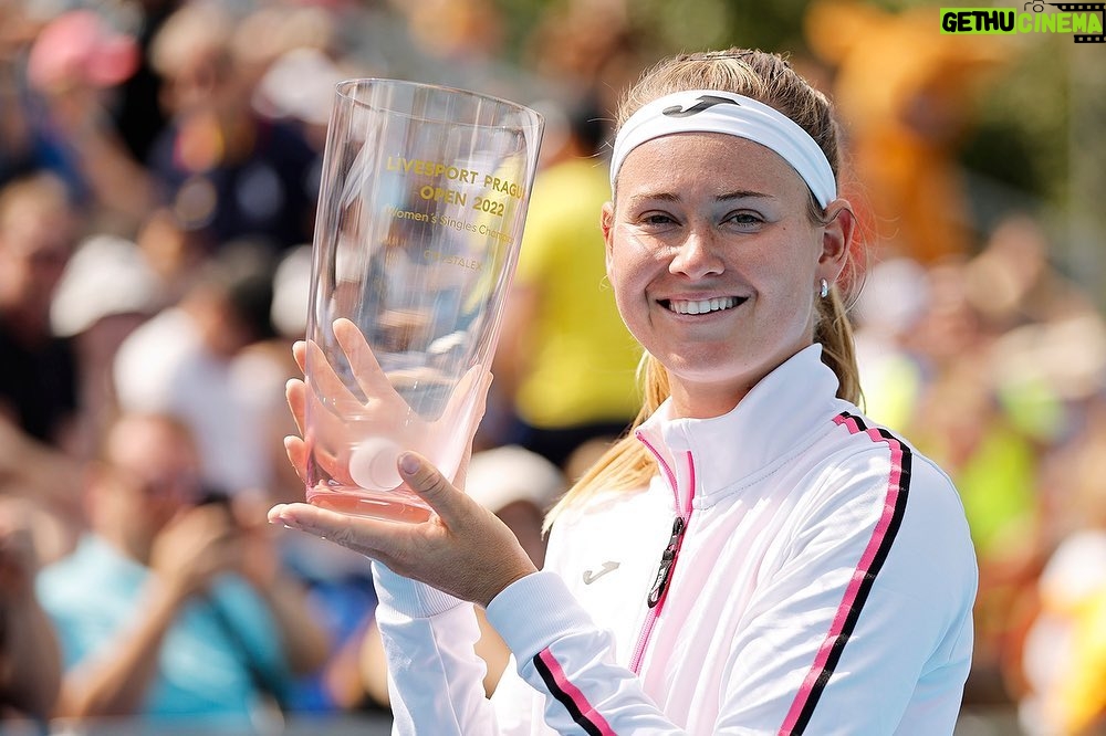 Marie Bouzková Instagram - Couldn’t have wished for a more special way to win my first WTA title❤️🙏🏼 @tennispragueopen / Splněný sen a kde jinde než doma s vaší podporou❤️🍓🙏🏼 Thank you to everyone who has supported me, my family, friends, and team!🤗 Lets keep building💪🏼🐬 #teamYahoda @wta #pavellebeda @sportpics.cz