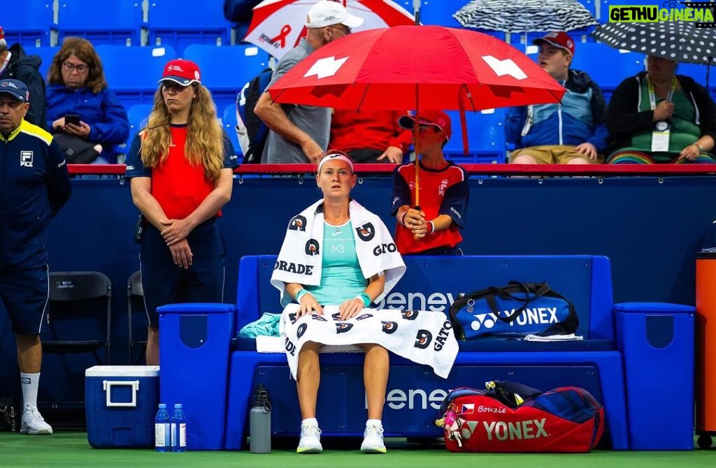 Marie Bouzková Instagram - Merci Montreal, it was so fun playing here!🤗 This week had a bit of everything, lets repeat it in 2 years again🤩🎾🏃🏼‍♀️☔️ @alliancemontreal 🏀 @obnmontreal 🙏🏼🐬 Iga Stadium