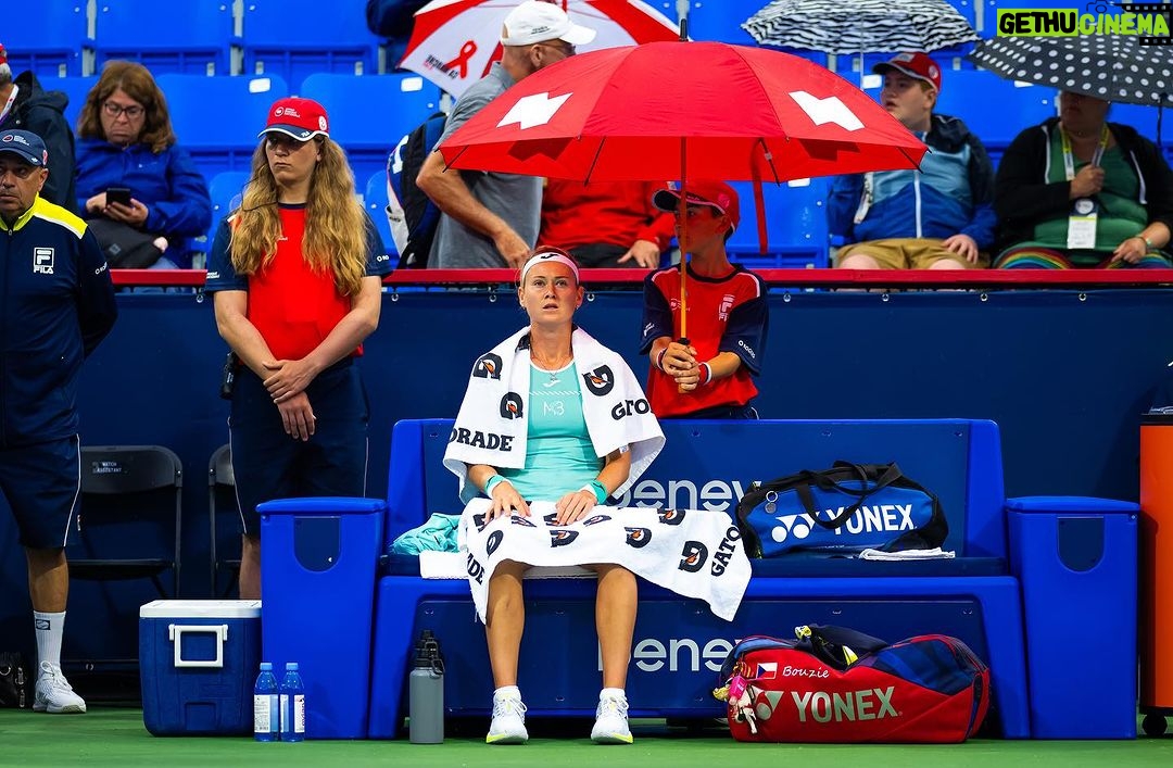 Marie Bouzková Instagram - Merci Montreal, it was so fun playing here!🤗 This week had a bit of everything, lets repeat it in 2 years again🤩🎾🏃🏼♀️☔️ @alliancemontreal 🏀 @obnmontreal 🙏🏼🐬 Iga Stadium