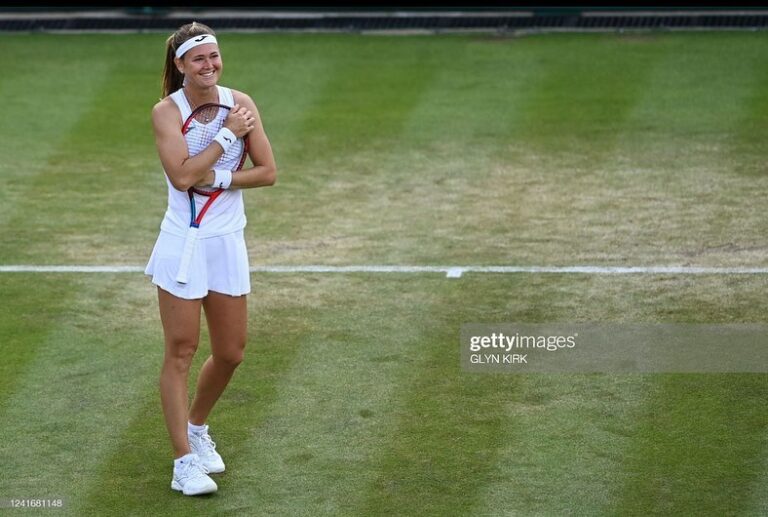 Marie Bouzková Instagram - Into the quarterfinals @wimbledon 🥺🍀 It means the world to me❤️ I appreciate your support, see you in the next round🙏🏼🐬 All England Lawn Tennis and Croquet Club