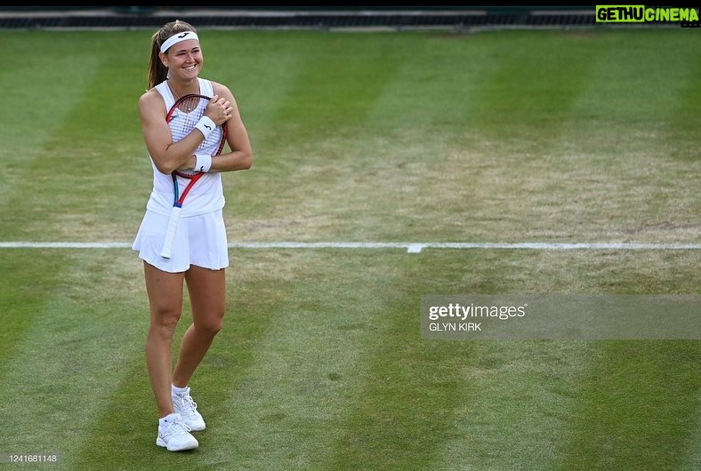 Marie Bouzková Instagram - Into the quarterfinals @wimbledon 🥺🍀 It means the world to me❤️ I appreciate your support, see you in the next round🙏🏼🐬 All England Lawn Tennis and Croquet Club