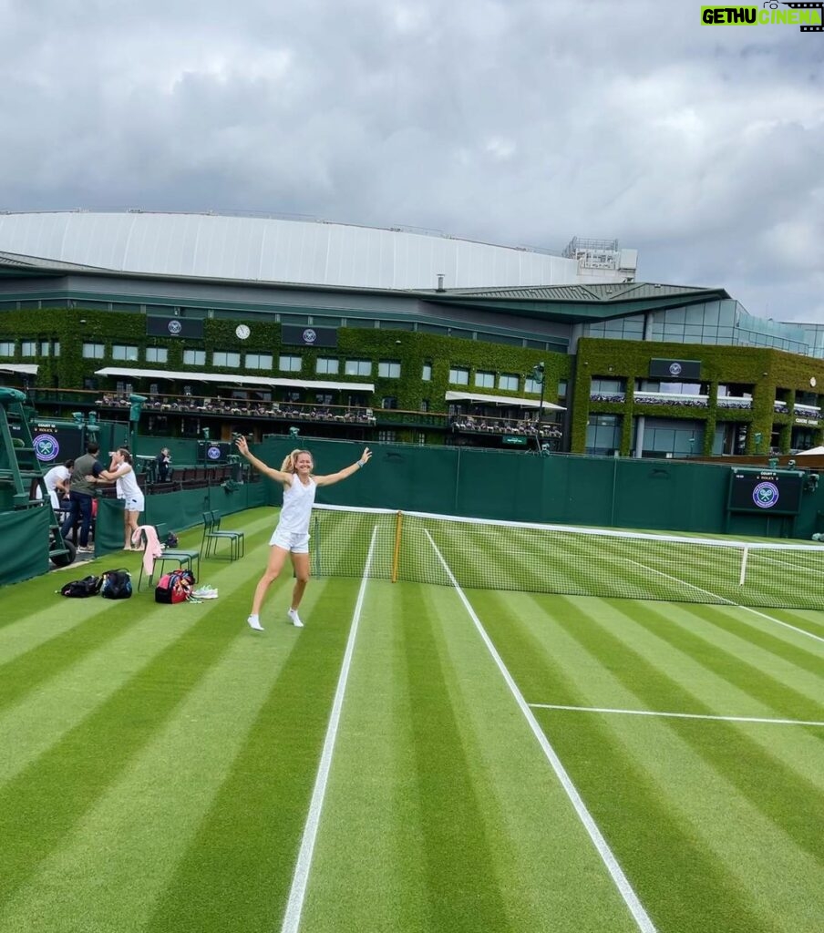 Marie Bouzková Instagram - Barefoot warm ups @wimbledon 😁✌🏼 Getting ready for Monday🎾🌱 All England Lawn Tennis and Croquet Club