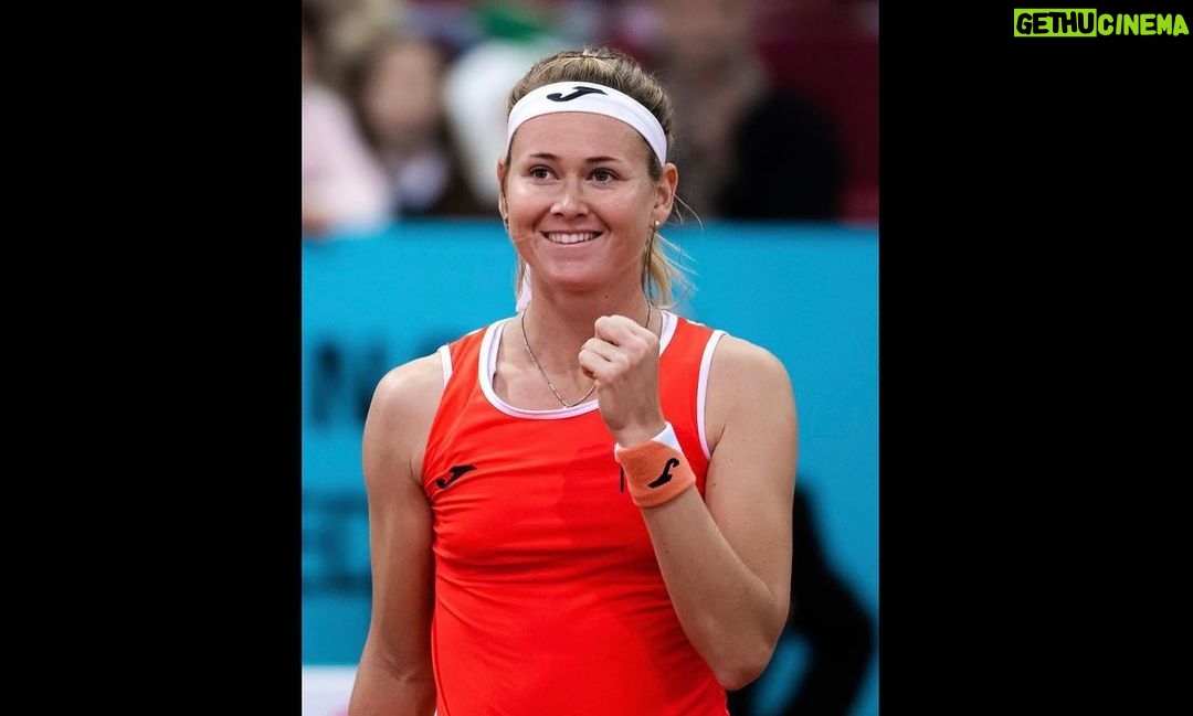 Marie Bouzková Instagram - Grateful for these moments🥰🐬 First top 10 win on clay🫣 @mutuamadridopen 📸 @angelmartinezphoto