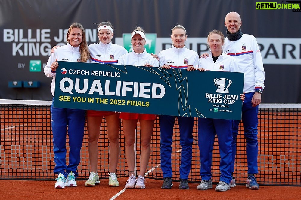 Marie Bouzková Instagram - This team🙌🏼🇨🇿 #qualified @billiejeankingcup Díky holky a celému týmu za krásný týden💪🏼🍾 #pavellebeda @sportpics.cz I. ČLTK Praha