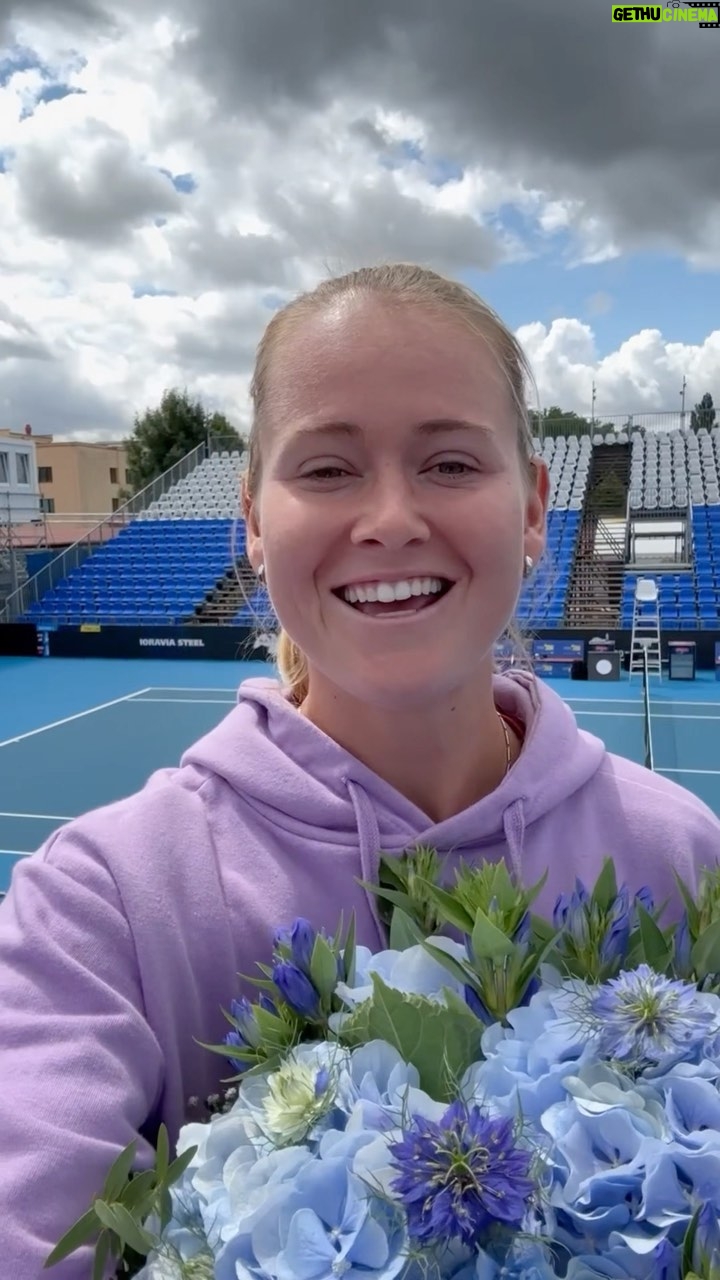 Marie Bouzková Instagram - 🎙️„Nastupovat z pozice turnajové jedničky a navíc v domácím prostředí je pro mě obrovská motivace. Těším se hlavně na skvělou atmosféru, kterou tady diváci každoročně vytváří.“ – @maryybou 😌 #lpo2023 klepe na dveře, buďte jeho součástí! Vstupenky najdete v BIU 🎟️