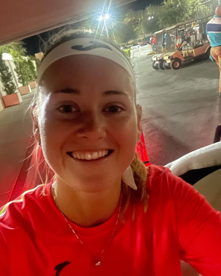 Marie Bouzková Instagram - Main draw☺️💪🏼 Happy with the fight🎾🐬 @bnpparibasopen Indian Wells Tennis Garden