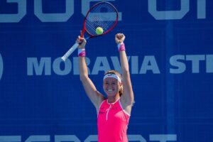 Marie Bouzková Instagram - Couldn’t have wished for a more special way to win my first WTA title❤️🙏🏼 @tennispragueopen / Splněný sen a kde jinde než doma s vaší podporou❤️🍓🙏🏼 Thank you to everyone who has supported me, my family, friends, and team!🤗 Lets keep building💪🏼🐬 #teamYahoda @wta #pavellebeda @sportpics.cz