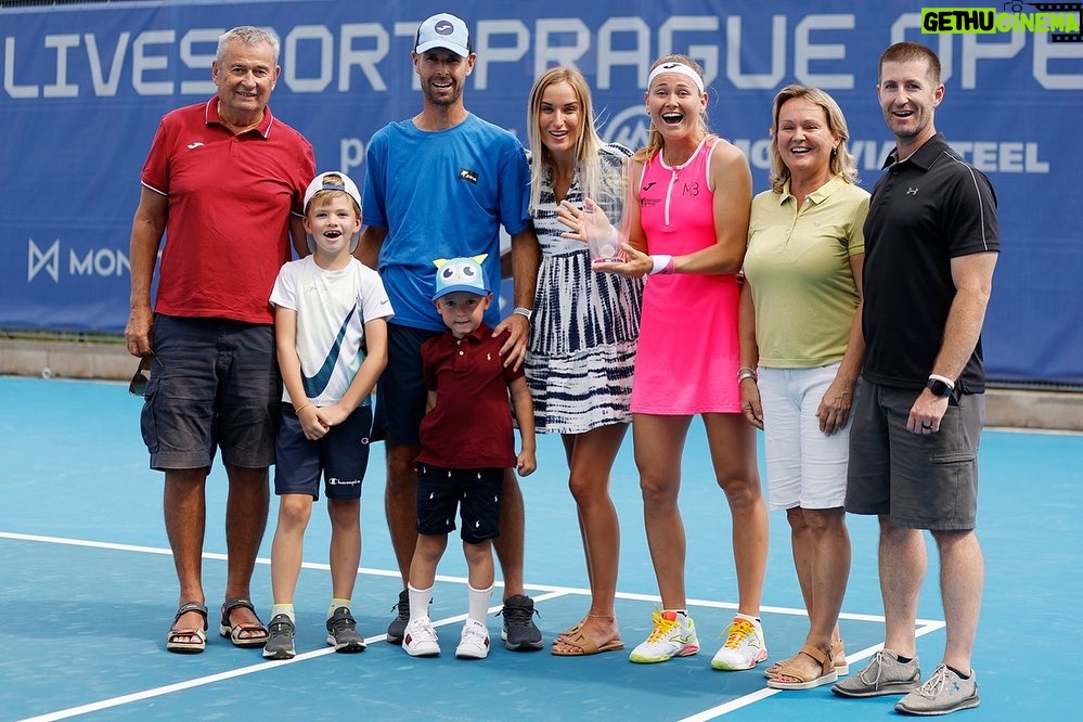 Marie Bouzková Instagram - Couldn’t have wished for a more special way to win my first WTA title❤️🙏🏼 @tennispragueopen / Splněný sen a kde jinde než doma s vaší podporou❤️🍓🙏🏼 Thank you to everyone who has supported me, my family, friends, and team!🤗 Lets keep building💪🏼🐬 #teamYahoda @wta #pavellebeda @sportpics.cz