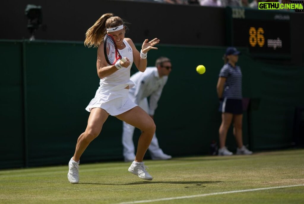 Marie Bouzková Instagram - Into the quarterfinals @wimbledon 🥺🍀 It means the world to me❤ I appreciate your support, see you in the next round🙏🏼🐬 All England Lawn Tennis and Croquet Club