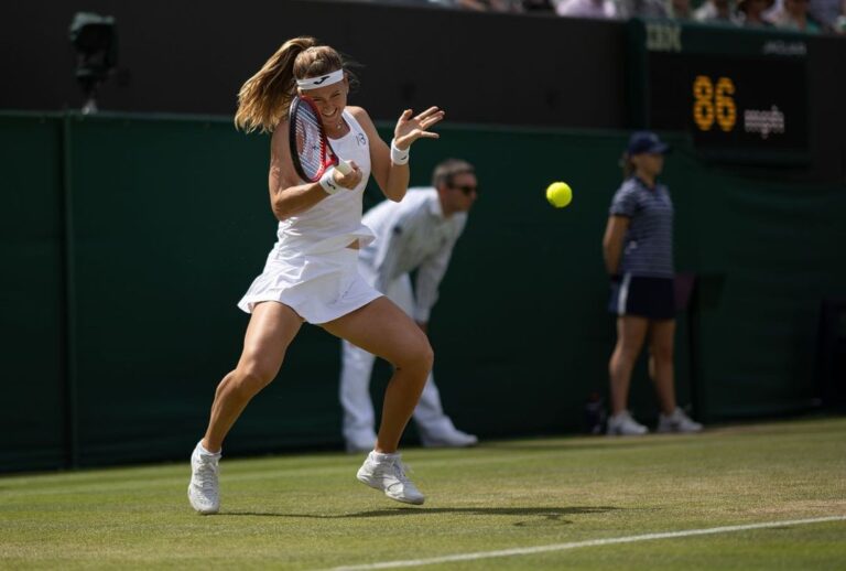 Marie Bouzková Instagram - Into the quarterfinals @wimbledon 🥺🍀 It means the world to me❤️ I appreciate your support, see you in the next round🙏🏼🐬 All England Lawn Tennis and Croquet Club