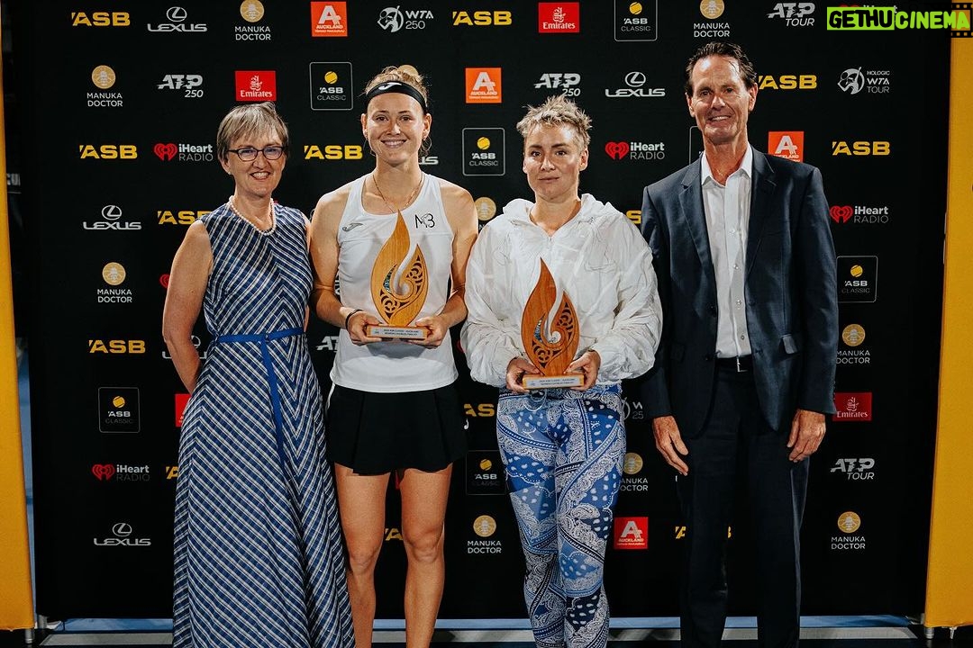 Marie Bouzková Instagram - First week of 2024🤗 Thank you @asbclassic for hosting such a welcoming event and to everyone who came to support us during the week! Can’t wait to be back and get more manuka honey😋🍯🐬 ASB Tennis Arena