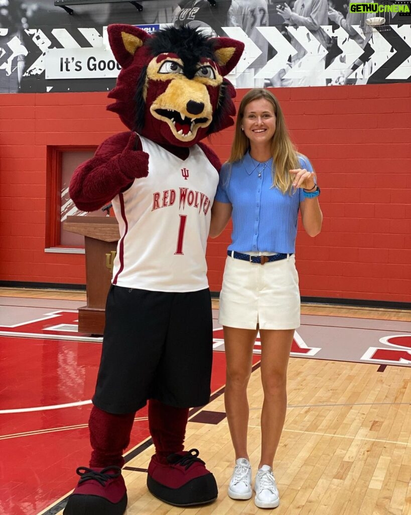 Marie Bouzková Instagram - Class of 2022!!❤🎓 I would like to thank @iueast and @wta for providing the opportunity to complete my business degree completely online as it has been one of my life goals. It felt very special to spend the day on campus and also take part in the Commencement Ceremony. I am proud to be a Red Wolf! Indiana University East
