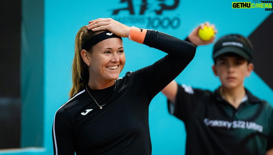 Marie Bouzková Instagram - A week full of running and some sliding😅 It was a pleasure @mutuamadridopen Nos vemos el año que viene, gracias por todo🤗🐬 Caja Mágica