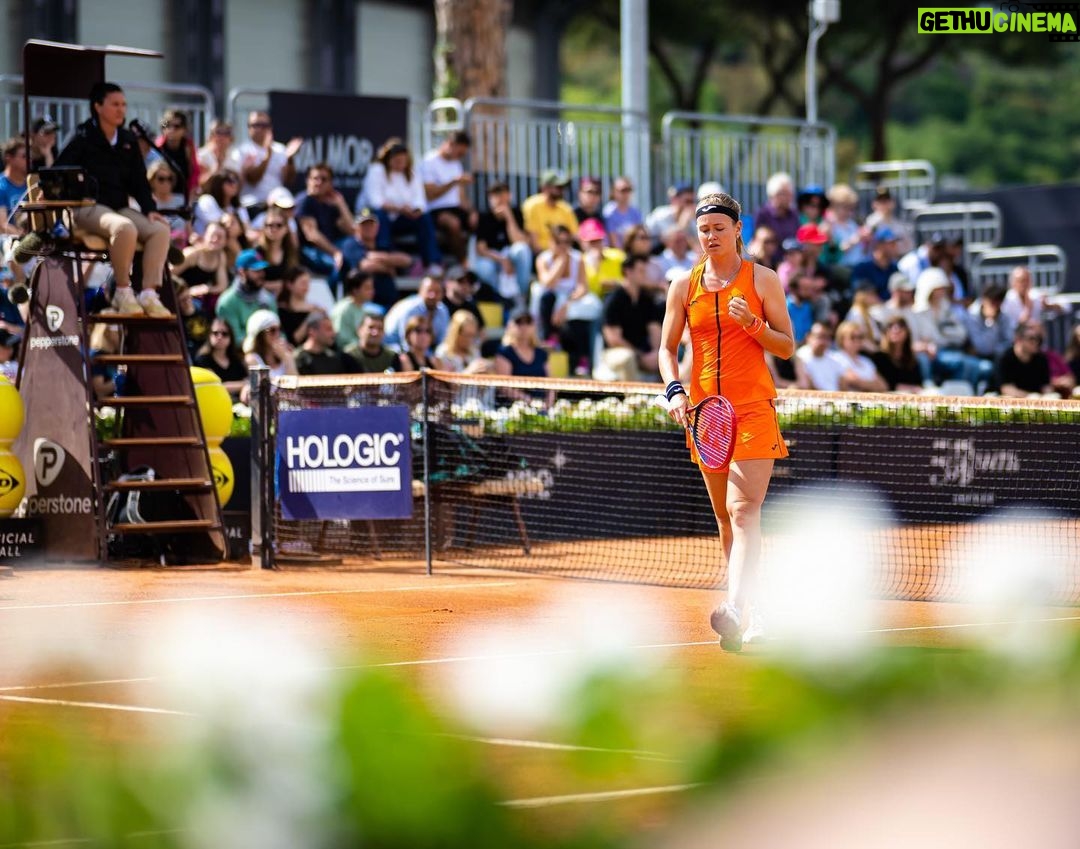 Marie Bouzková Instagram - Fun days in Rome🥰 Thank you partner @matteksands for not only sweet things on the court but also off!😂💪🏼 Can’t wait to play infront of Italian fans next year already @internazionalibnlditalia 🤗 Soon @rolandgarros !🤜🏼🤛🏼🐬 Foro Italico