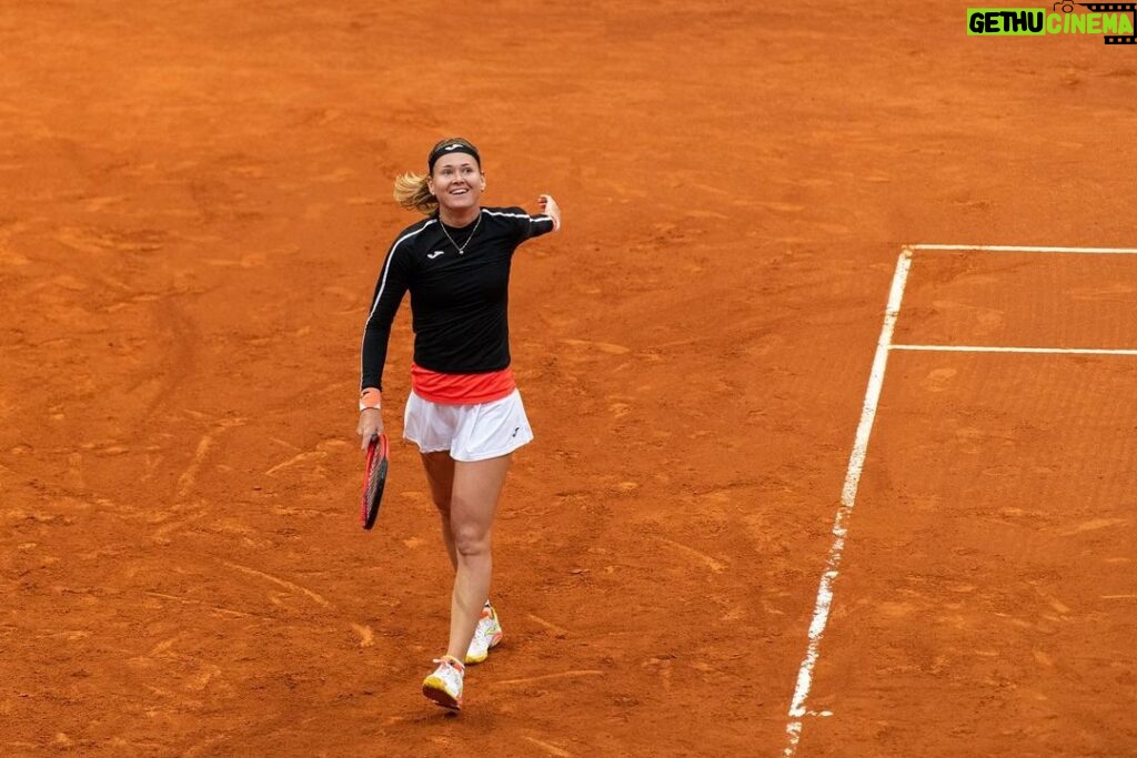 Marie Bouzková Instagram - Madrid - gracias de corazon❤ These matches is why I love tennis so much. I’m motivated for more!💪🏼 Lets keep growing🐬 @mutuamadridopen @alvarodiaz.photo 🥰 Caja Mágica