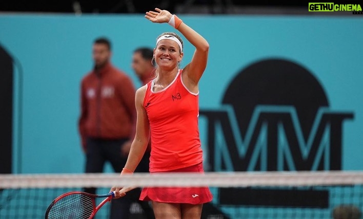 Marie Bouzková Instagram - Grateful for these moments🥰🐬 First top 10 win on clay🫣 @mutuamadridopen 📸 @angelmartinezphoto