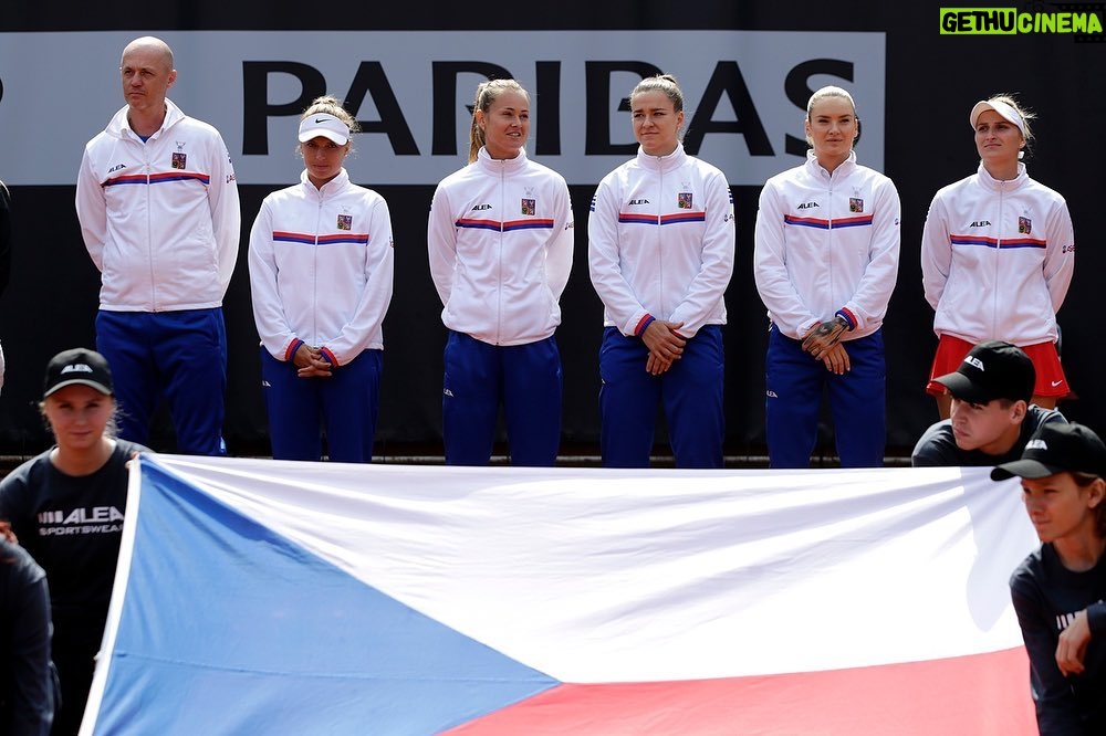 Marie Bouzková Instagram - This team🙌🏼🇨🇿 #qualified @billiejeankingcup Díky holky a celému týmu za krásný týden💪🏼🍾 #pavellebeda @sportpics.cz I. ČLTK Praha