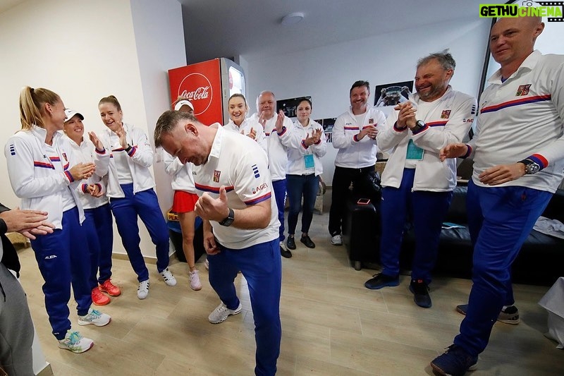 Marie Bouzková Instagram - This team🙌🏼🇨🇿 #qualified @billiejeankingcup Díky holky a celému týmu za krásný týden💪🏼🍾 #pavellebeda @sportpics.cz I. ČLTK Praha