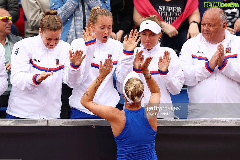 Marie Bouzková Instagram - This team🙌🏼🇨🇿 #qualified @billiejeankingcup Díky holky a celému týmu za krásný týden💪🏼🍾 #pavellebeda @sportpics.cz I. ČLTK Praha