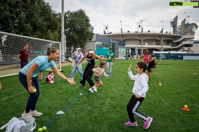 Marie Bouzková Instagram - Some fun activites at today’s kids day in Abu Dhabi!🎾🙏🏼🏃🏼♀️🎾🏃🏼 Who is coming to watch more tennis tomorrow and taking the racket with you to @mubadalaabudhabiopen ?!🤩 @wta Zayed Sports City