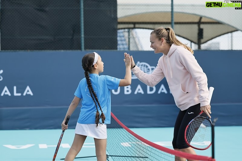 Marie Bouzková Instagram - Some fun activites at today’s kids day in Abu Dhabi!🎾🙏🏼🏃🏼♀️🎾🏃🏼 Who is coming to watch more tennis tomorrow and taking the racket with you to @mubadalaabudhabiopen ?!🤩 @wta Zayed Sports City